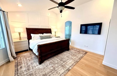Sandy House | Luxury Sandy Retreat Clean & Minutes to Skiing
