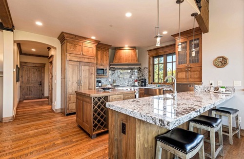 Park Meadows Condo | Luxury townhome on the golf course with 3 fireplaces, gas grill, & great view