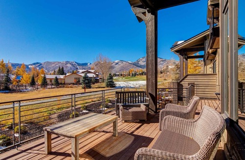 Park Meadows Condo | Luxury townhome on the golf course with 3 fireplaces, gas grill, & great view