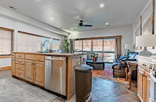 Moab House | Luxury Vacation Home 4-BED M20 - 4 master suites and 4.5 bathrooms