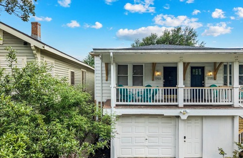 San Jacinto Apartment | M Street Double | Top Floor of a Historic Triplex Sleeps 12 Walk to Beach