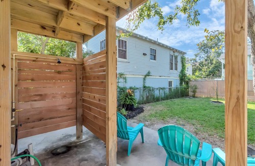 San Jacinto Apartment | M Street Double | Top Floor of a Historic Triplex Sleeps 12 Walk to Beach