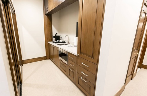 Deer Valley Cabin | Main Lodge Luxury King Room with Hot Tub by RedAwning