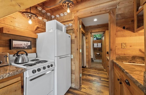 Sundance Cottage | Mandan Upper 1 bedroom Cottage, Wood Burning Fireplace, 4 min walk to Resort