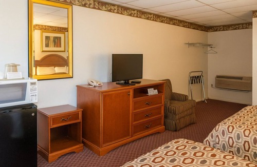 Campbelltown Hotel | Minutes to Hershey Theatre and Founders Hall | Swimming Pool | Free Breakfast