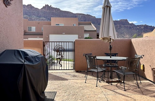 Moab South Valley House | Moab Rim Views I Garage I Pool & Hot Tub I Pet-Friendly I Trailer Parking