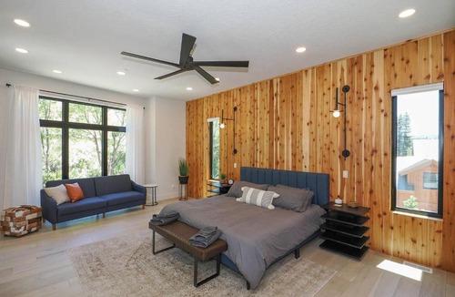 Sundance House | Modern 4BR Mountain Retreat BBQ Outdoor Dining
