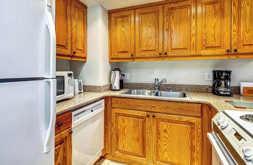 Park Meadows House | Modern condo with spectacular views - close to top ski resorts & walk to MARC