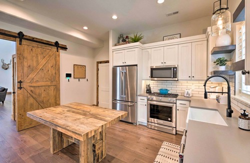 Woodland Estates House | Modern Farmhouse w/Patio, Grill & Mtn Views!
