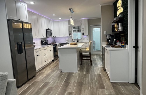 Courier City - Oscawana Condo | Modern Gem~Walk to Hyde Park, Bayshore, Soho~ Parking, Washer/Dryer, Patio