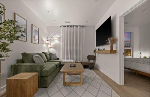People's Freeway Apartment | Modern Retreat - Views Pool and Sauna