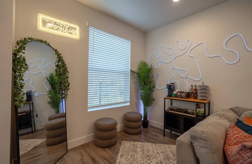 Poplar Grove House | Modern Townhome 10 min to Downtown + Airport