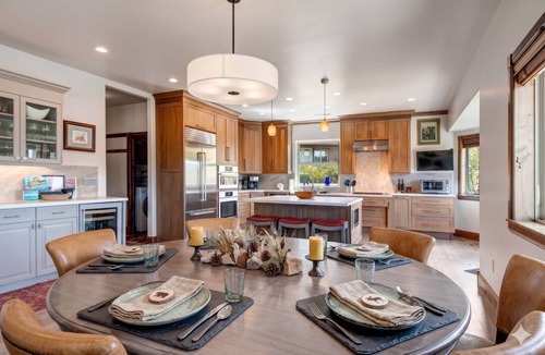 Summit Park House | Moose Mgmt at 2505: 5 BR-Sleeps 14-Pvt Hot Tub, Views! Grill, Parking