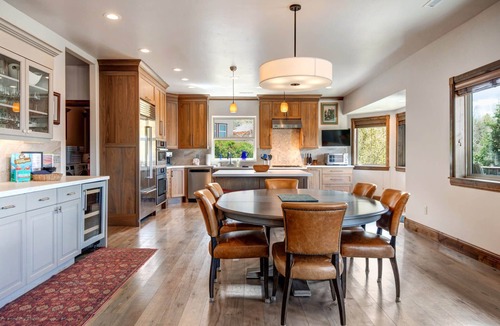 Summit Park House | Moose Mgmt at 2505: 5 BR-Sleeps 14-Pvt Hot Tub, Views! Grill, Parking