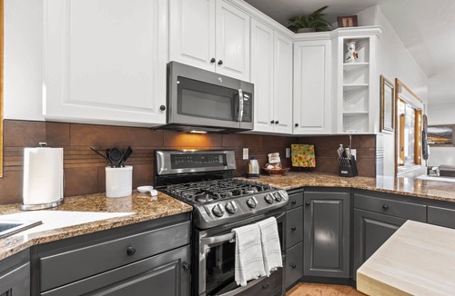 Bear Hollow Village House | Moose Mgmt at Bear Hollow 5534: King bed-Pvt. Hot Tub-Pool-Dogs Welcome