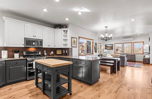 Bear Hollow Village House | Moose Mgmt at Bear Hollow 5534: King bed-Pvt. Hot Tub-Pool-Dogs Welcome