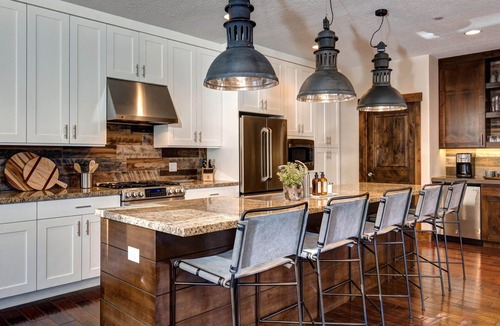 Park City House | Moose Mgmt at Retreat 811: King Bed-Pool-Free Bus Route- Pvt Hot Tub-BBQ-Garage