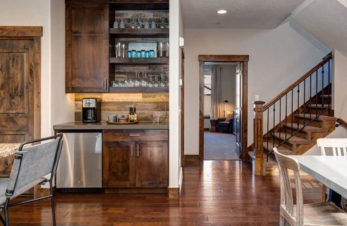 Park City House | Moose Mgmt at Retreat 811: King Bed-Pool-Free Bus Route- Pvt Hot Tub-BBQ-Garage