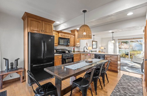 Park Meadows Condo | Moose Mgmt – Pvt Hot Tub | Free Shuttle | Sleeps 8