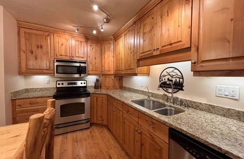 Park City Condo | Moose Ski Condo in Canyons Village of Park City 3-minutes from Slopes & Trails!
