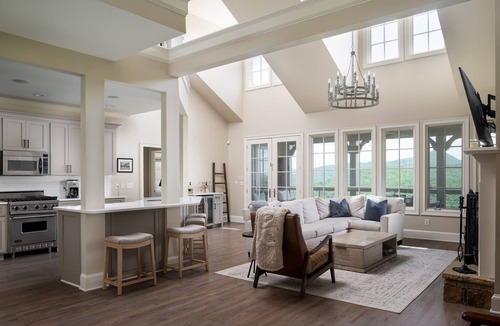 Clayton House | Mountain, Golf & Lake Burton Views! Hot Tub. Gated. 12 beds.