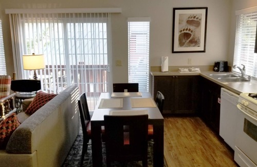 Big Bear Lake Resort | Mountain Resort Stay in Big Bear with Hot Tubs & Spacious 1 Bedroom