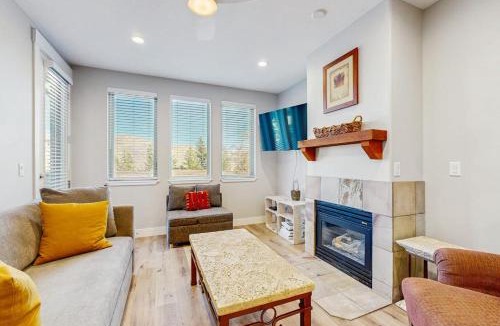 Kimball Junction House | Mountain retreat with fireplace hot tub pool & fitness room