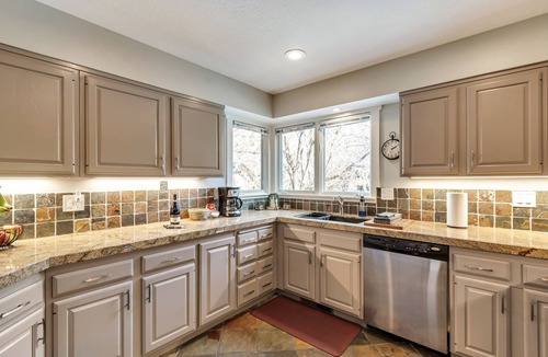 Cottonwood Heights Condo | Mountain Views! Walk to Restaurants and Coffee - Great New Hot Tub