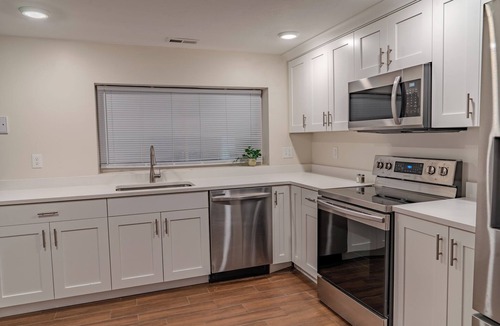 Sandy Apartment | Mountain Views - 7 Min to Both Canyons - Fireplace - Spacious 3 Br - Bball Court