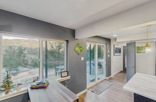 Green Mountain Falls Apartment | Mountainview apartment with private hot tub and dog-friendly perks