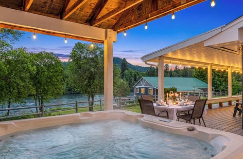 Peshastin House | Near Leavenworth Riverfront 6BR + Hot Tub Retreat