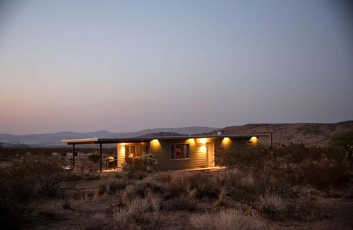 Landers House | New Couples Stargazing Cowboy Tub Midcentury 1bed