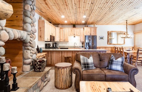 Park City House | New! Exquisite Log Cabin home-HOT TUB, FIREPLACE, AC, Garage, walk to SKI lift