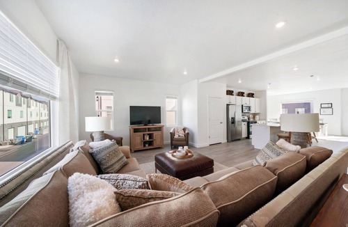 American Fork House | New townhome, quick freeway & public trans. access, seasonal pool & pickleball.