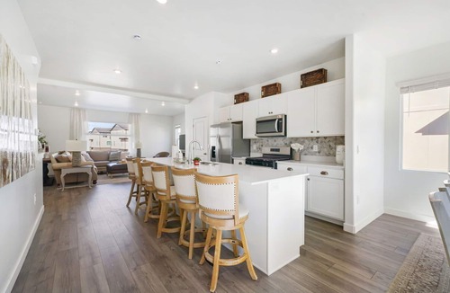 American Fork House | New townhome, quick freeway & public trans. access, seasonal pool & pickleball.