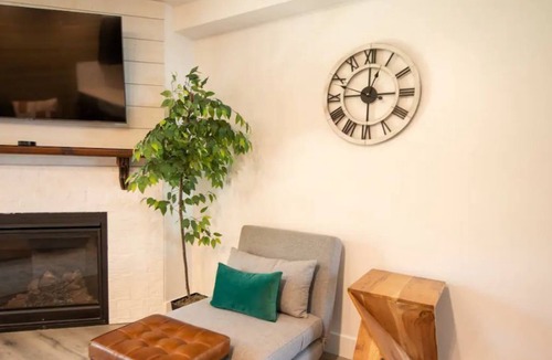 Huntsville Condo | Newly Renovated Condo Near 3 Ski Resorts and 5 min to Lake