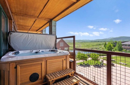 Kimball Junction Condo | Newpark 214 | Private Hot Tub | Kitchenette | Fireplace | Washer/Dryer | Balcony | Pool & Hot Tub