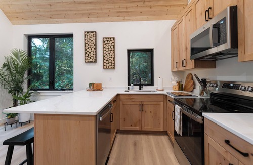 Gold Bar Cabin | Nordic Retreat: Hot tub + Outdoor Movie Theater