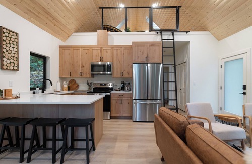 Gold Bar Cabin | Nordic Retreat: Hot tub + Outdoor Movie Theater