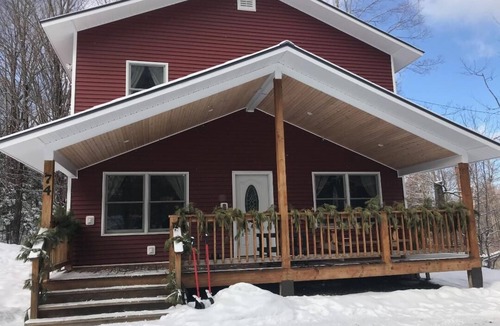Jeffersonville House | On the trail map! Walk to everything! Sleeps 10!