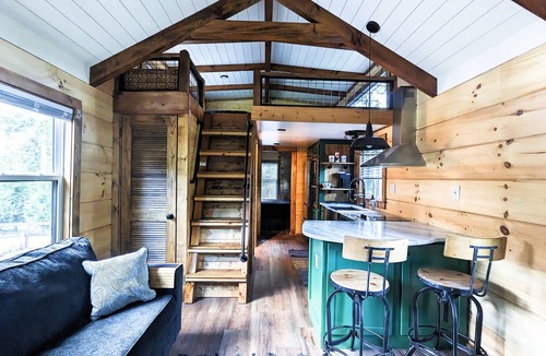 Scaly Mountain Cabin | ONYX OWL CABIN: Private Hot Tub⁘Fire Pit⁘Heated Patio⁘Vineyard⁘Hiking⁘Golf