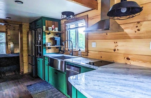 Scaly Mountain Cabin | ONYX OWL CABIN: Private Hot Tub⁘Fire Pit⁘Heated Patio⁘Vineyard⁘Hiking⁘Golf