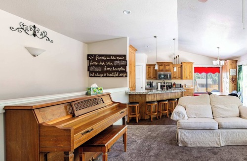 Payson House | Payson Family Base - 5BR, Bunks, Sleeps 14