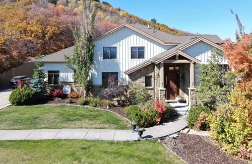 Pinebrook Villa | Peaceful mountain retreat full of beauty, wildlife & stunning views! 30 day min*
