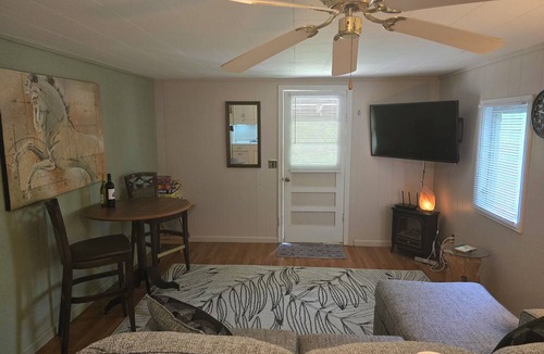 Franklin Cabin | Peaceful Romantic Getaway - Sleeps 2 - Lavender Cabin
