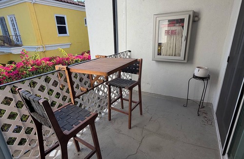 Mid City Apartment | Perfect 2-bedroom apartment in charming residential area in mid city Los Angeles