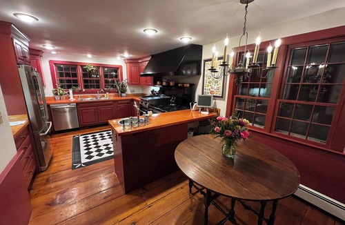 Hancock House | Perfectly Appointed Spacious 3-bedroom Country Estate in quaint Hancock