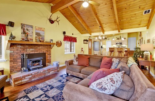 Upper Moonridge Cabin | Pet Friendly Log Cabin: Fenced Deck, Propane BBQ & 2-Car Garage Access