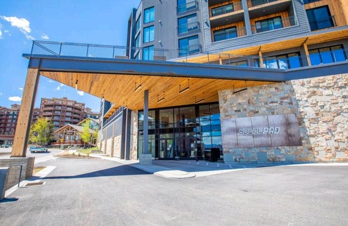 Park City Condo | Pet Friendly-Modern 1 bedroom- Pool, Hot Tub, Gym