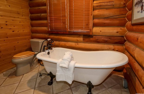 Huntsville Cabin | PINEVIEW LAKE LODGE- 6 bed 4.5 bath minutes from Snowbasin Ski Resort.
